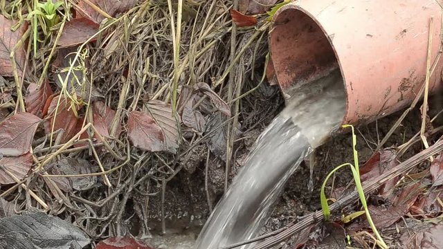 Water pipe with flowing water