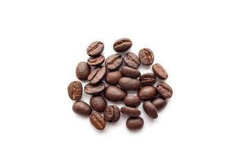 Naklejka premium Roasted coffee beans isolated on white background. Close-up.