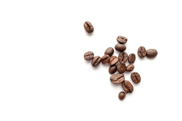 Naklejka premium Coffee beans isolated on white background. Close-up.