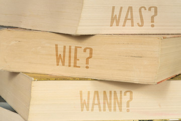 Bücher mit den Titeln Wer Wie und Wann - obrazy, fototapety, plakaty