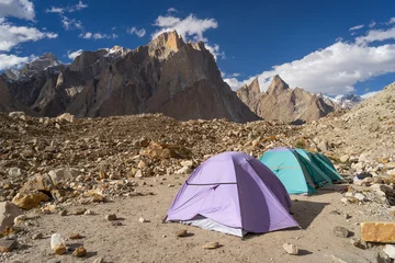 Tableaux ronds sur aluminium brossé K2 Khobutse camp in front of Trango tower family mountain, Karakoram range, K2 base camp trek, Pakistan