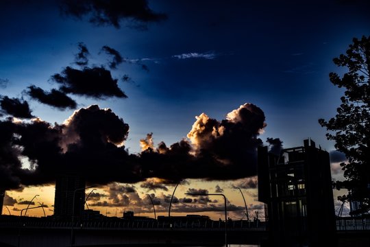 「黒雲」の写真素材 | 887件の無料イラスト画像 | Adobe Stock