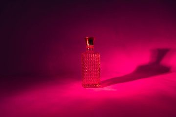 Flasche auf einfarbigem Hintergund