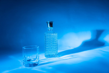 Flasche auf einfarbigem Hintergund