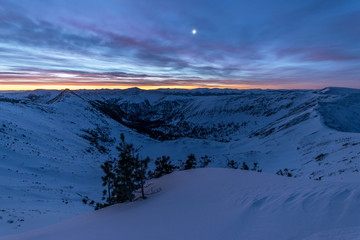 Venus shines over the Khamar-Daban mountains © tilpich
