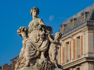Fototapeta na wymiar Beautiful status of Palace of Versailles
