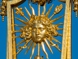 Fototapeta na wymiar The golden entrance gate of the famous Palace of Versailles