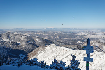 Zimowy krajobraz w Tatrach, widok z Przełęczy między Kopami na balony na tle czystego niebieskiego nieba