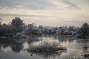Bajas temperaturas sobre el rio con mucho hielo