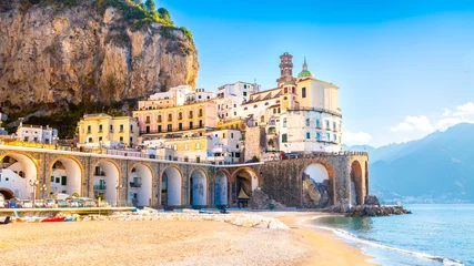 Foto op Canvas Ochtend uitzicht op Amalfi stadsgezicht aan de kustlijn van de Middellandse Zee, Italië © Aleh Varanishcha