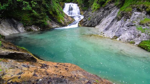 Wasserfall in den Bergen im Sommer