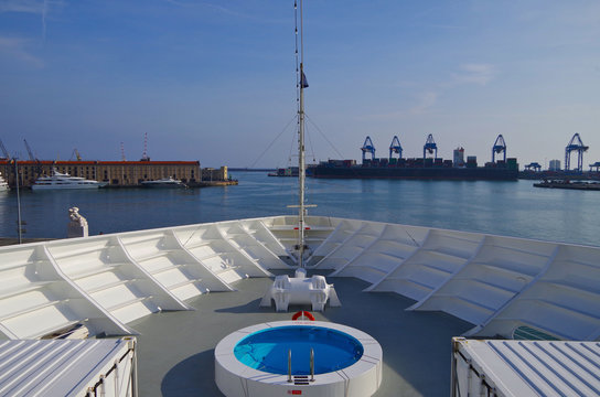 Kreuzfahrtschiff verl&auml;&szlig;t Hafen mit Blick &uuml;ber Bug