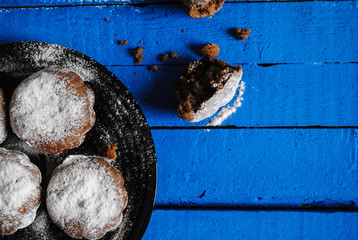 Cupcakes sprinkled with powdered sugar