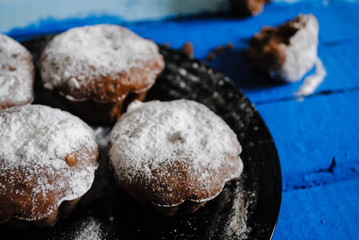 Cupcakes sprinkled with powdered sugar