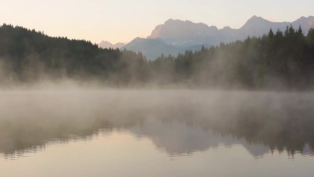 Sonnenaufgang mit Nebel in den Bergen in Deutschland