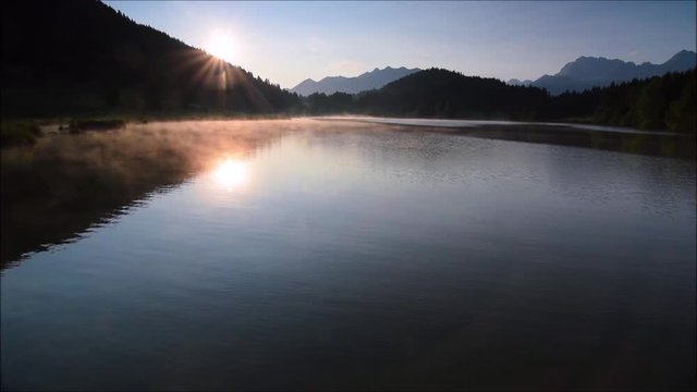 Sonnenaufgang am See in den Bergen