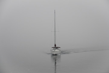 Barca nella nebbia   Lago Maggiore Arona Italia