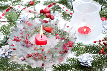  Eislaterne mit Hagebutten und Tannenzweigen als Winterdekoration