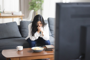 くつろぐ女性