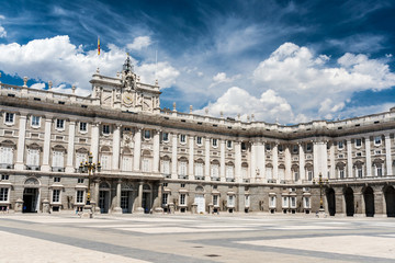 Fototapeta na wymiar Spanish royal palace in Madrid, Spain