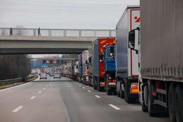 Lkw-Stau, Lastwagen auf der Autobahn, Deutschland, Europa 