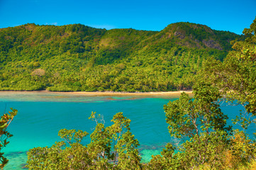Obraz premium Blue lagoon between the green mountains