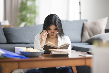 リビング・女性