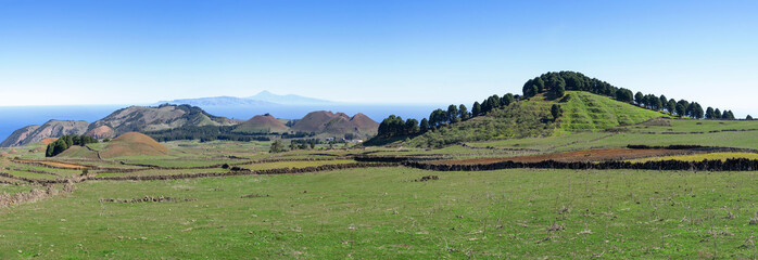 El Hierro - Zentrales Hochland Meseta de Nisdafe bei San Andres, am Horizont die Inseln La Gomera und Teneriffa