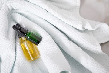 Zwei Flaschen mit Naturkosmetik Serum Grün und Beauty Öl Gelb für Gesicht Haut Schönheit...