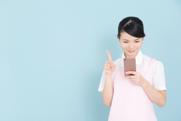 エプロンの女性