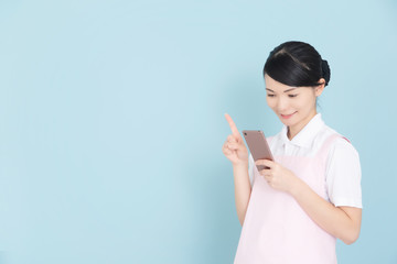 エプロンの女性