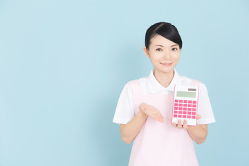 エプロンの女性