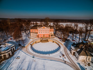  Pałac w Kurozwękach zimą
