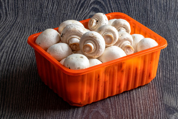 Gros champignons de Paris - Agaricus bisporus - dans leur conditionnement plastique	
