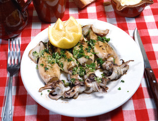 Plato de calamares a la plancha con ajo y perejil.