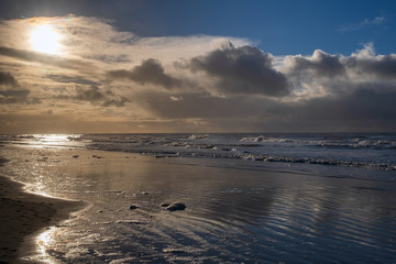 Obraz premium Wolken und Sonne über der Nordsee bei Gegenlicht