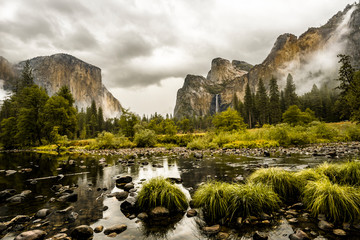 Blick ins Yosemite Tal auf Half Dome und El Capitan , nach dem Regen , mit Spiegelung im Wasser