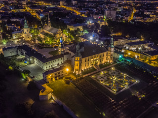 Fototapeta na wymiar Muzeum Narodowe w Kielcach nocą dron 