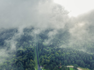 Bieszczady, mgła, droga przez las z drona 
