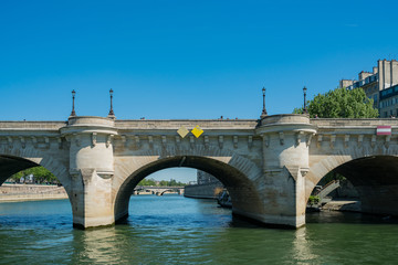 Obraz premium Beautiful cityscape with the famous Seine river