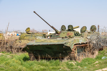 Altes Kriegsgerät und Panzer in Afghanistan