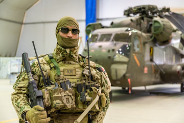 Fototapeta premium Soldat der Quick Reaction Force der Bundeswehr vor einem Sikorsky CH-53 Hubschrauber in Afghanistan