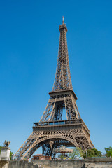 Fototapeta premium Morning view of the famous Eiffel Tower and downtown citypscape