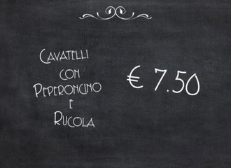 Offer of an Italian meal of Cavatelli with chilli and rocket for an amount of 7.50 euros. White words on a black chalkboard