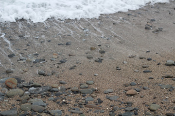Песчаный пляж и волна, берег моря.