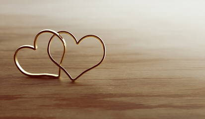Herzförmige Ringe auf Holztisch