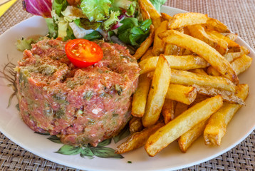  tartare de boeuf, frites, salade 