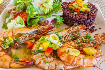  gambas flambées, riz de Camargue et salade 