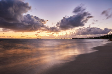Fototapeta na wymiar Traumhafter Sonnenaufgang in der Karibik am Meer