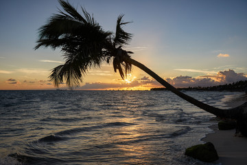 Traumhafter Sonnenaufgang in der Karibik am Meer